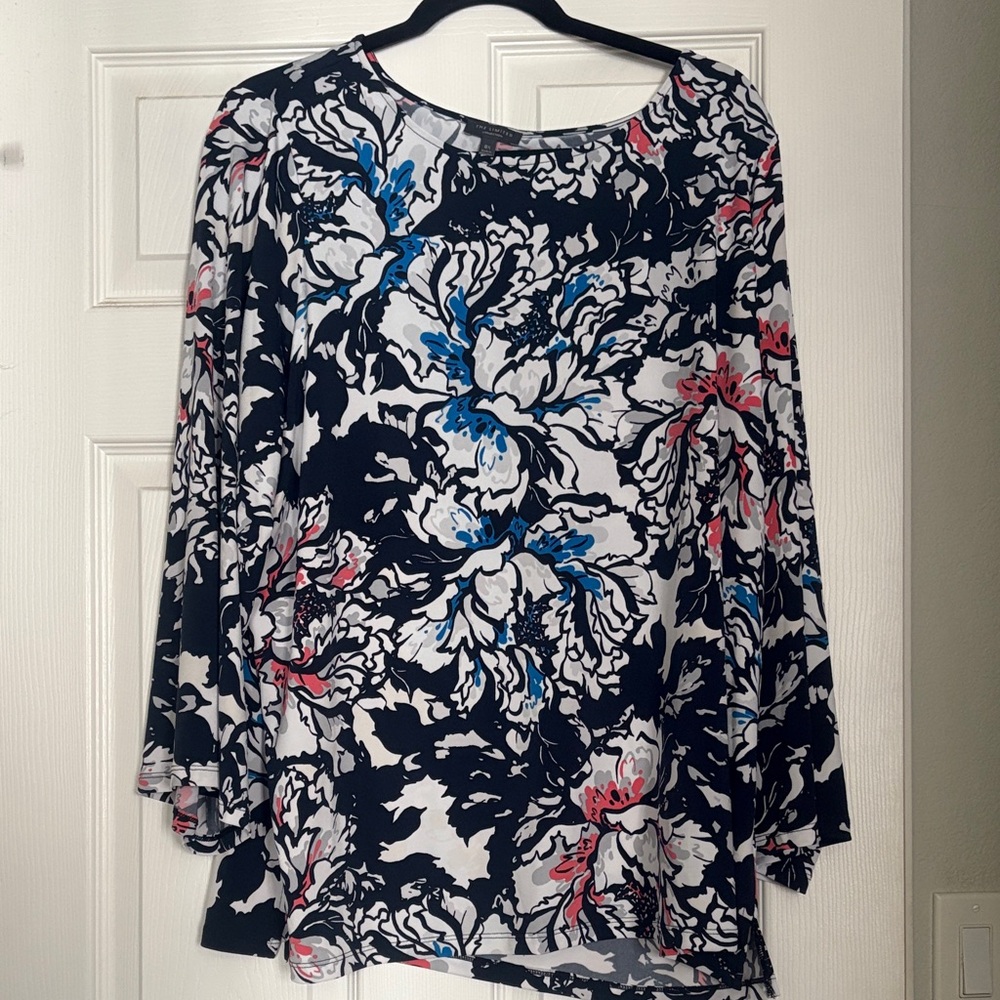 The Limited Women’s Graphic Floral Top Navy Multi – Size 0X, EUC